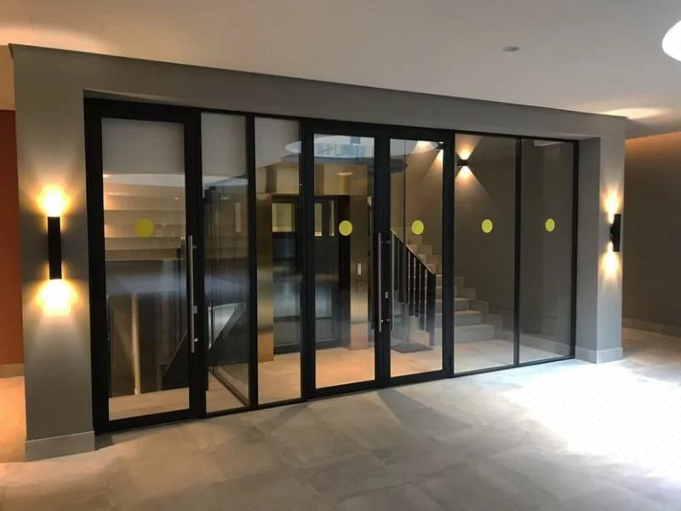 Стеклянные противопожарные двери: безопасность, стиль и технологии